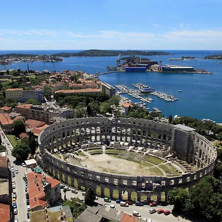 With A Parking Space - 21895 Apartment Pula