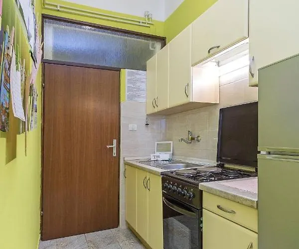 With A Parking Space - 21895 * פולה